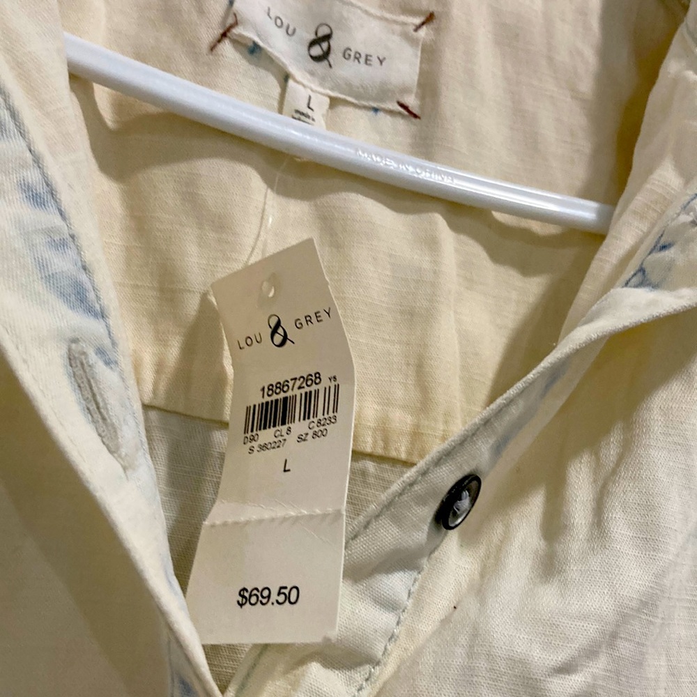 New w/ tags Lou & Grey women’s L size top.